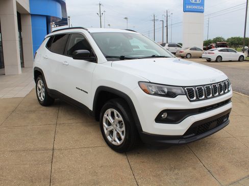 Used 2024 Jeep Compass Latitude AWD/4WD image 1