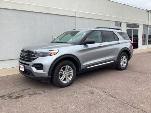 Used 2022 Ford Explorer XLT AWD/4WD image 2