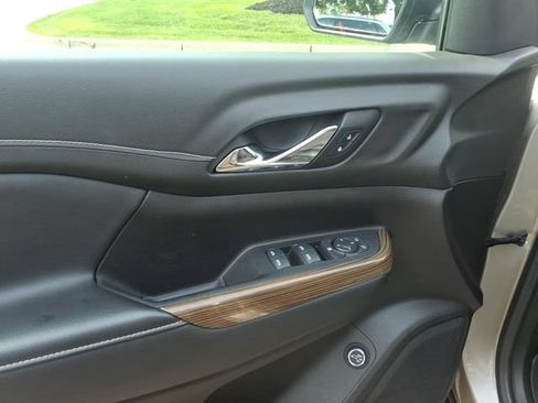 Used 2022 GMC Acadia SLE w/ Driver Convenience Package FWD image 8