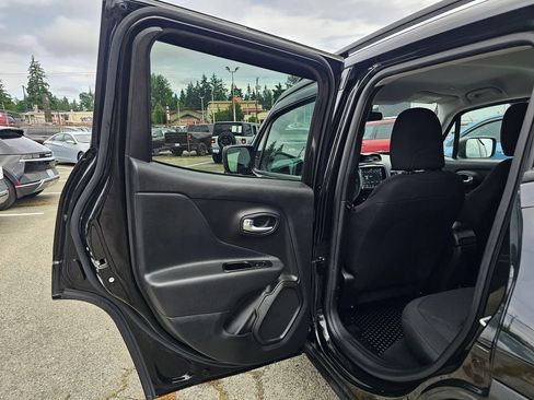 Used 2022 Jeep Renegade Sport w/ Sport Appearance Group AWD/4WD image 16