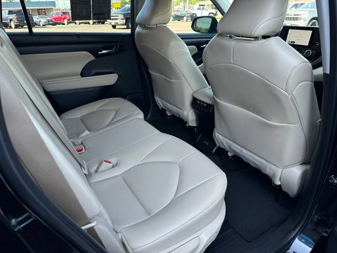Used 2025 Toyota Highlander XLE FWD image 19