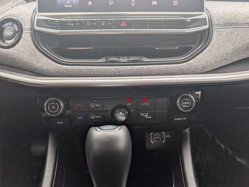 Used 2022 Jeep Compass Latitude FWD image 17