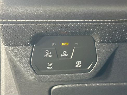 Used 2025 Volkswagen Atlas SE image 16