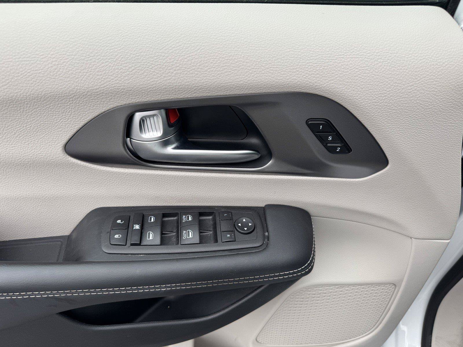 Used 2023 Chrysler Pacifica Touring-L FWD image 27