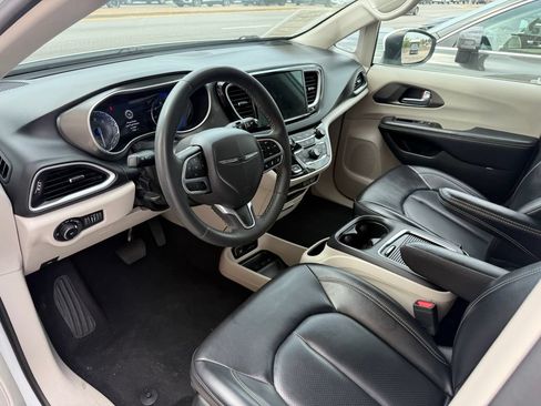 Used 2023 Chrysler Pacifica Touring-L FWD image 28