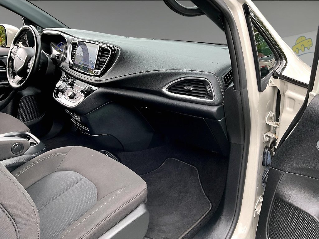 Used 2021 Chrysler Pacifica Touring w/ S Appearance Package FWD image 13