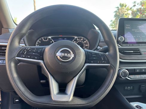 Used 2025 Nissan Altima 2.5 SV FWD image 29