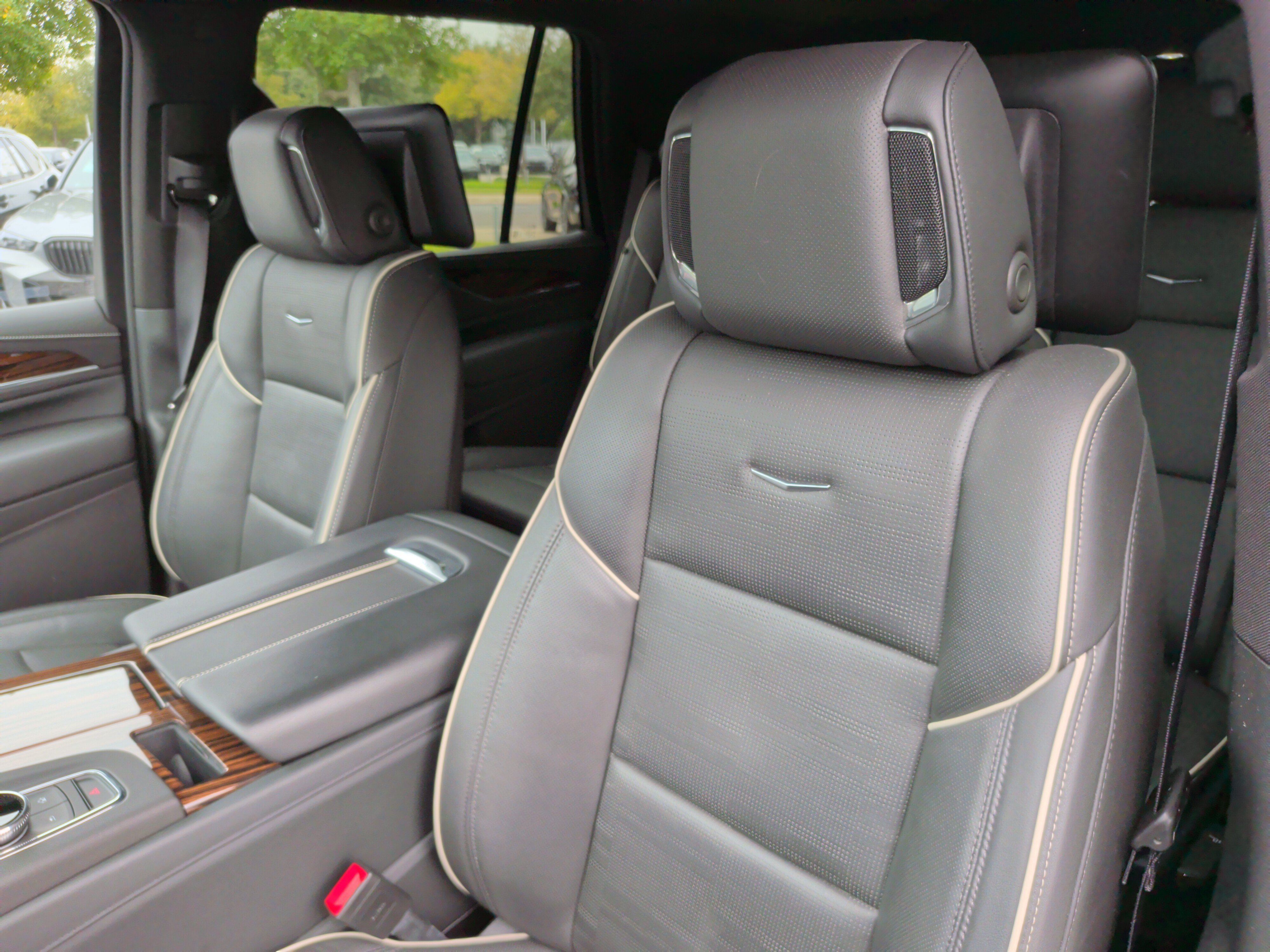 Used 2024 Cadillac Escalade Premium Luxury AWD/4WD image 26