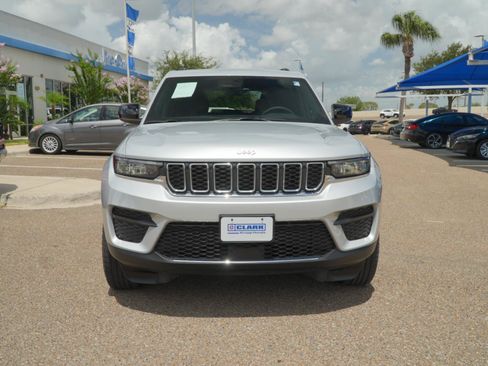 Used 2025 Jeep Grand Cherokee Laredo RWD image 2