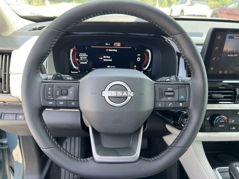 Used 2026 Nissan Pathfinder SL FWD image 7