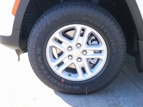 New 2025 Jeep Grand Cherokee Laredo w/ MOPAR Finishing Package image 16