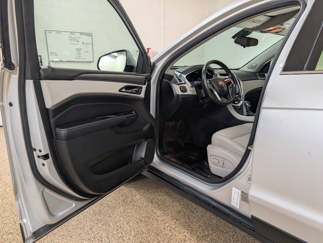 Used 2015 Cadillac SRX FWD image 6