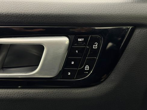 Used 2020 Porsche Cayenne E-Hybrid w/ Premium Package image 18