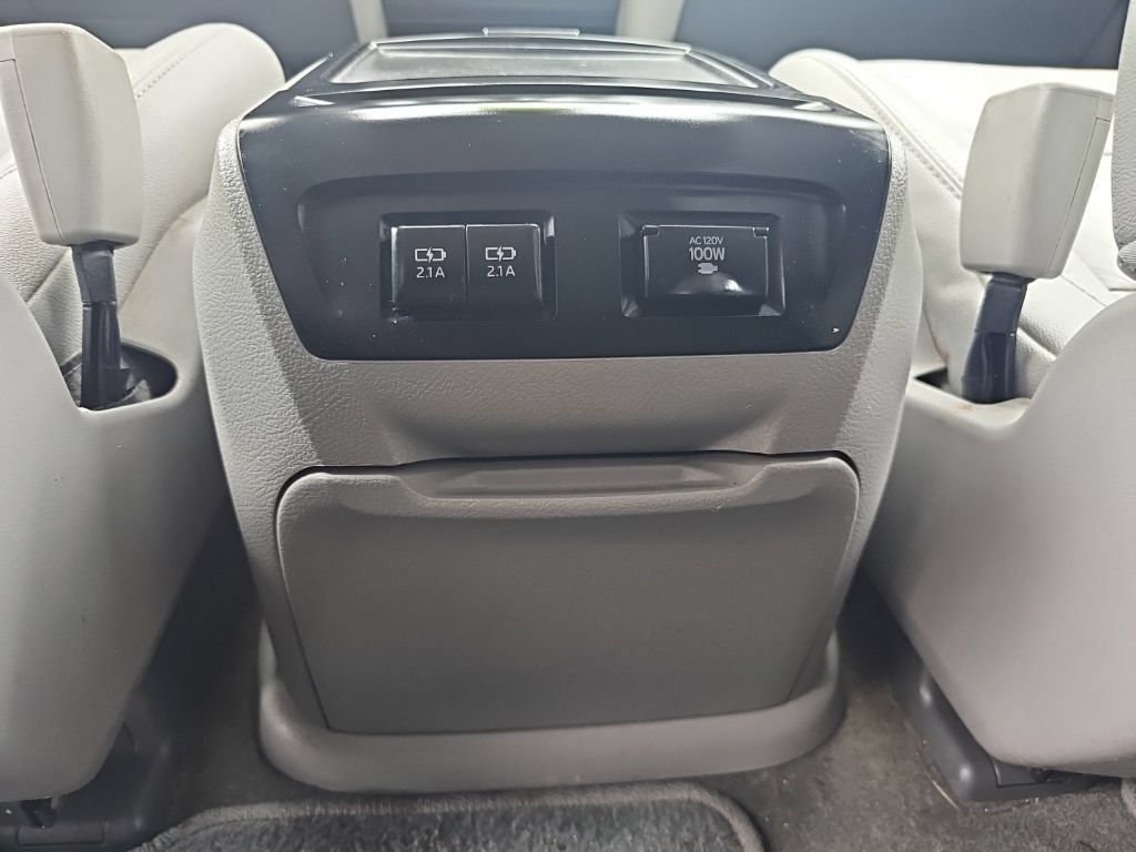 Used 2018 Toyota Sienna XLE w/ XLE Navigation Package FWD image 32