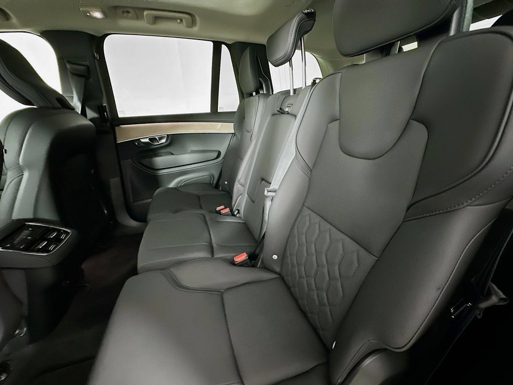 Used 2026 Volvo XC90 B5 Plus w/ Protection Package Premier AWD/4WD image 4