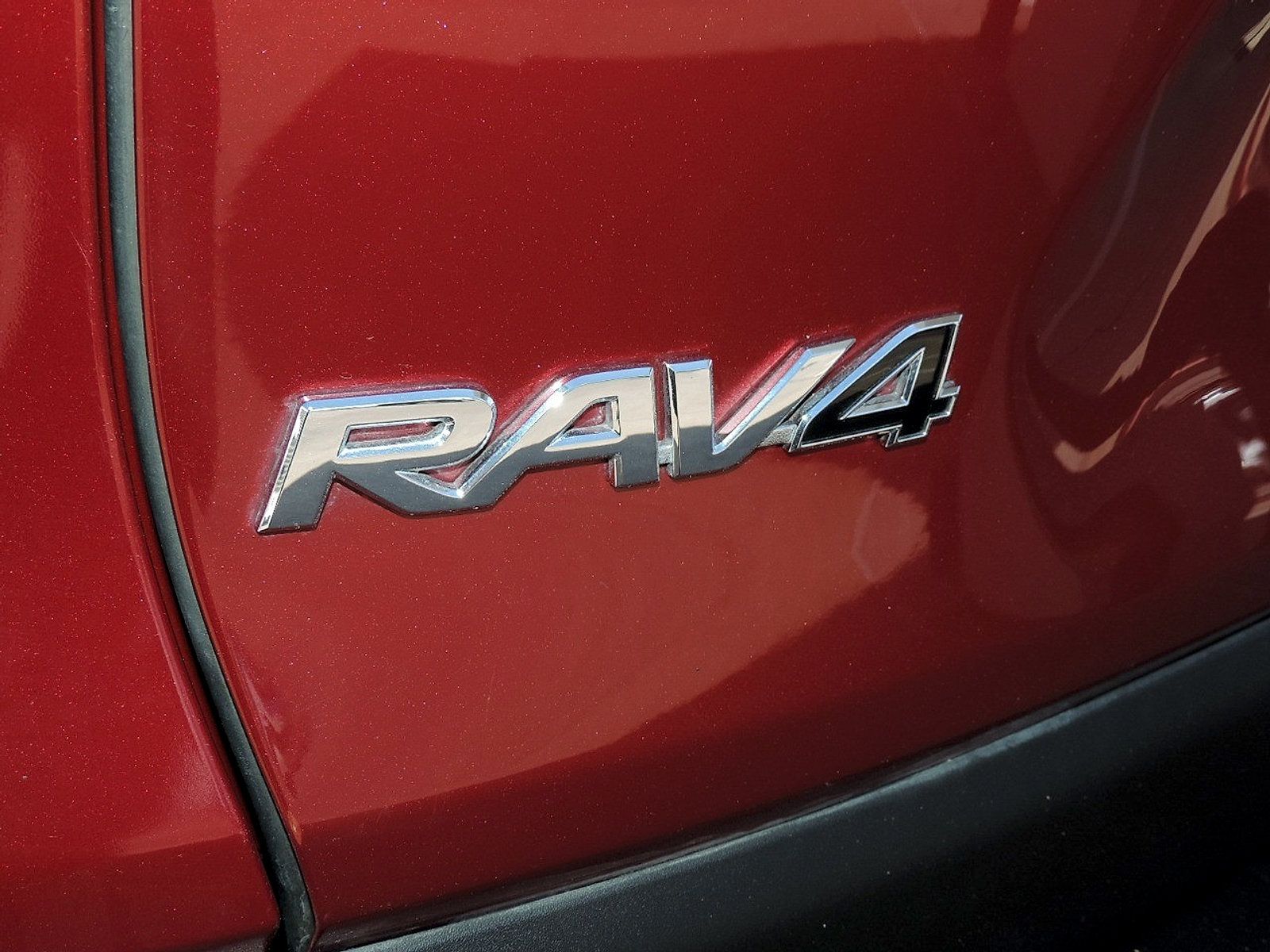 Used 2019 Toyota RAV4 XLE Premium FWD image 16