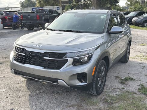 Certified 2025 Kia Seltos LX AWD/4WD image 3