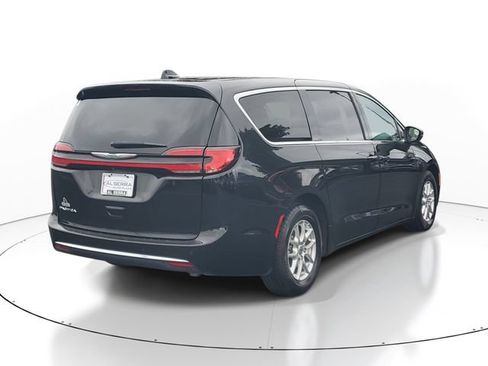 Used 2023 Chrysler Pacifica Touring-L FWD image 4