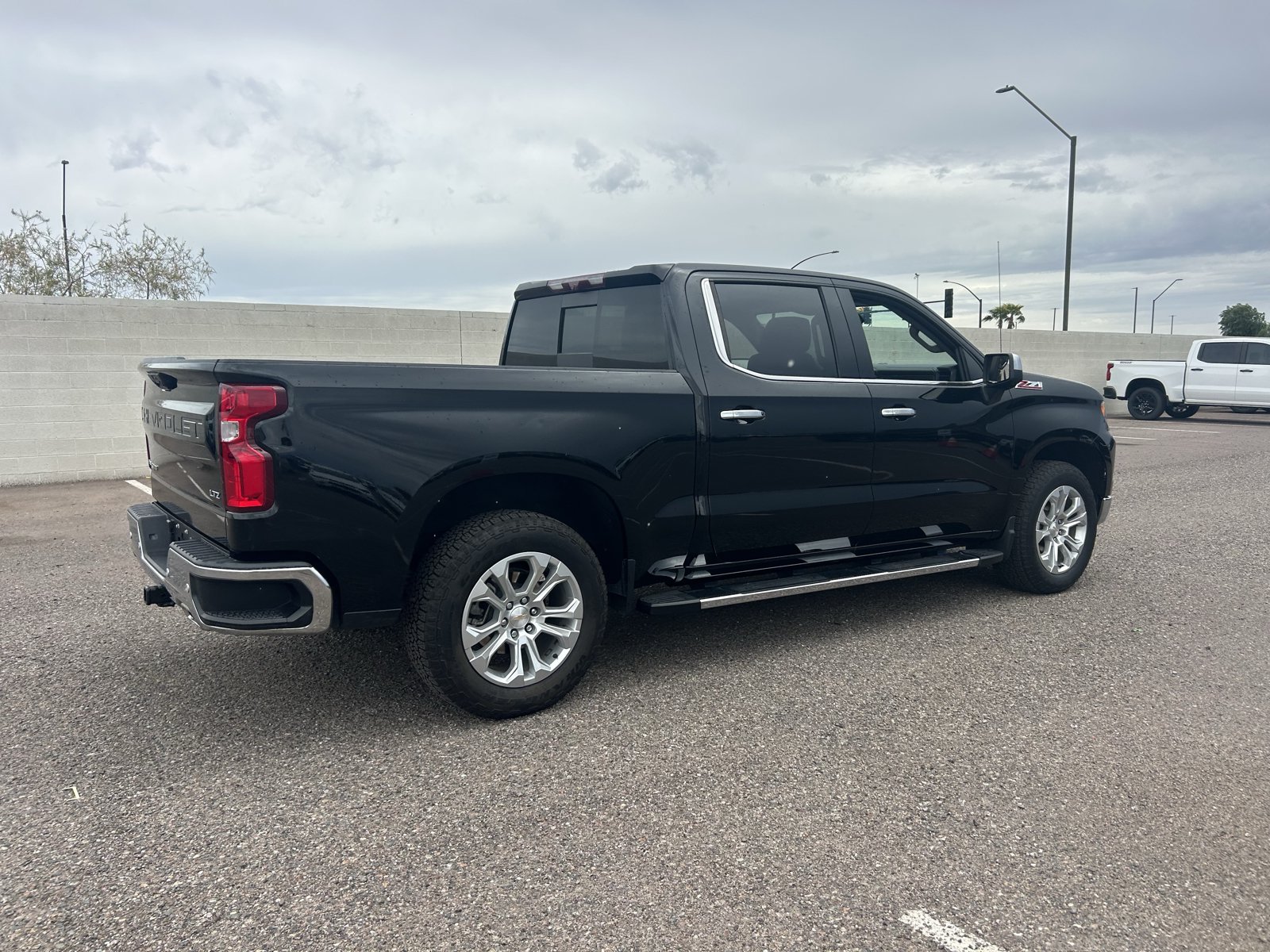 Used 2024 Chevrolet Silverado 1500 LTZ w/ LTZ Premium Package AWD/4WD image 5