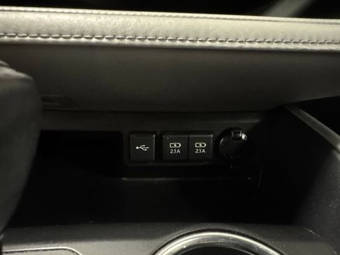Used 2021 Toyota Highlander LE AWD/4WD image 13