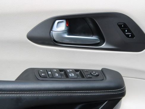 Used 2024 Chrysler Pacifica Limited FWD image 15