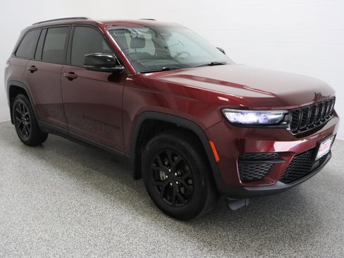 Used 2025 Jeep Grand Cherokee Altitude AWD/4WD image 4