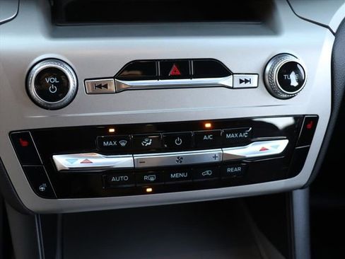 Used 2022 Ford Explorer XLT w/ Equipment Group 202A image 21