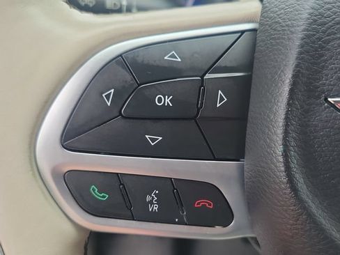 Used 2017 Chrysler Pacifica Limited w/ UConnect Theater Package FWD image 15