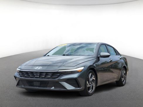 Used 2025 Hyundai Elantra SEL FWD image 2