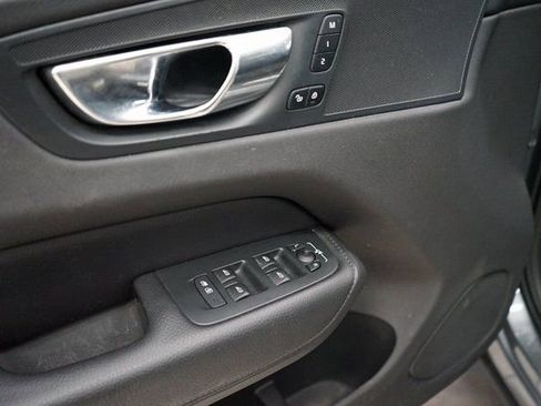 Used 2020 Volvo XC60 T5 Momentum image 25