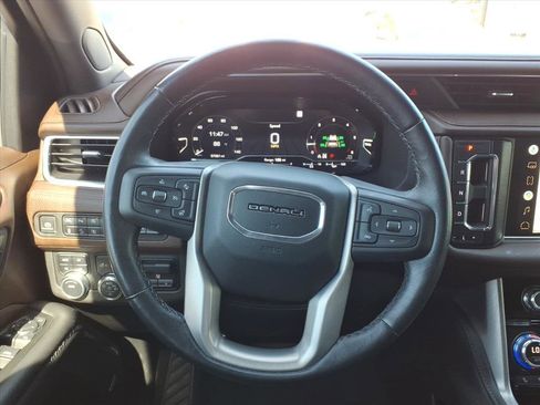 Used 2022 GMC Yukon XL Denali w/ Denali Premium Package image 18