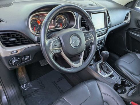 Used 2016 Jeep Cherokee Limited image 2