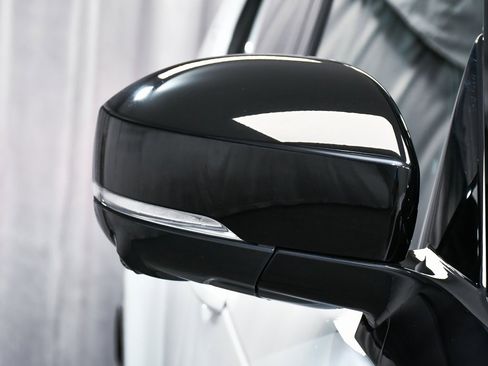 Used 2023 Land Rover Discovery S R-Dynamic image 90