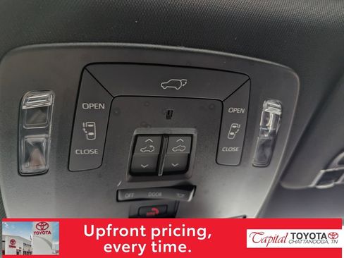 Used 2025 Toyota Sienna Limited image 23