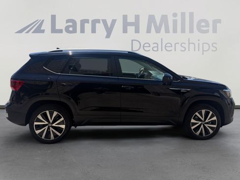 Used 2024 Volkswagen Taos SE w/ Panoramic Sunroof Package FWD image 9
