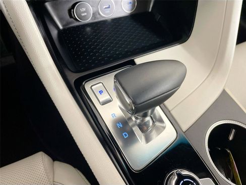 Used 2025 Genesis G70 2.5T image 18