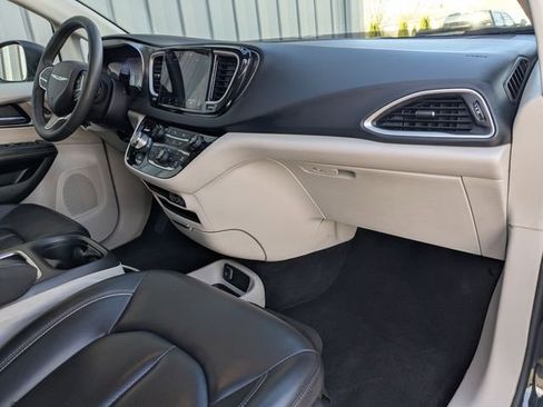 Used 2023 Chrysler Pacifica Touring-L FWD image 33