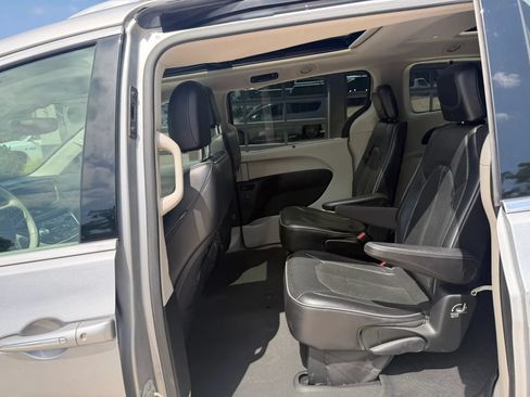 Used 2018 Chrysler Pacifica Limited FWD image 36