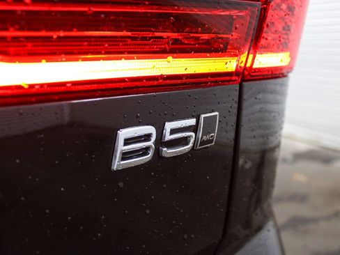Used 2025 Volvo XC60 B5 Plus w/ Protection Package Premier AWD/4WD image 31