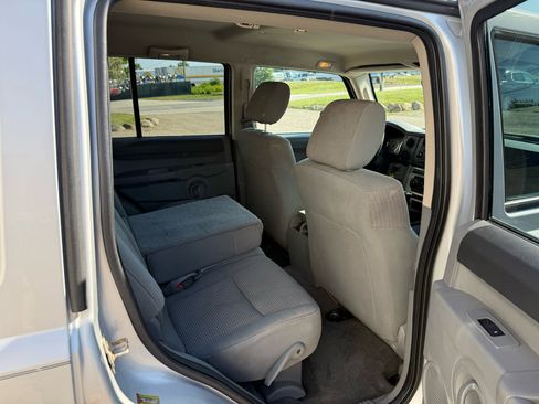 Used 2006 Jeep Commander 4WD image 23