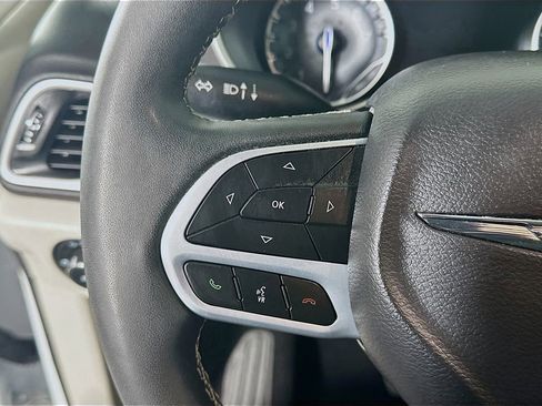 Used 2024 Chrysler Pacifica Touring-L image 26