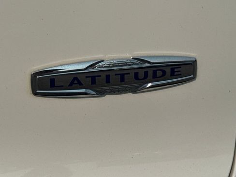 Used 2019 Jeep Cherokee Latitude Plus w/ Cold Weather Group AWD/4WD image 24