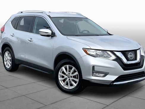 Used 2017 Nissan Rogue SV image 3