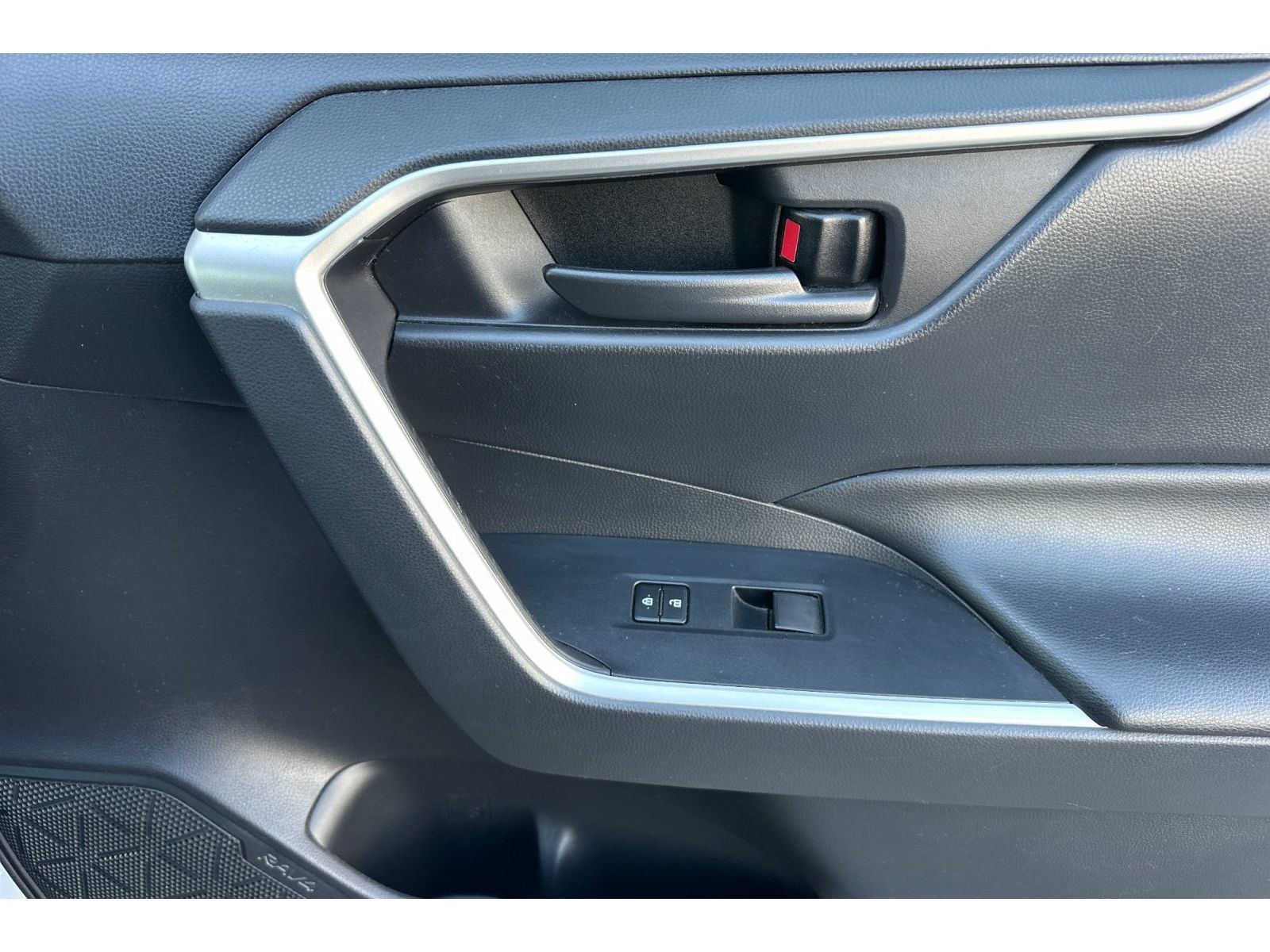 Used 2019 Toyota RAV4 LE w/ Carpet Mat Package FWD image 19
