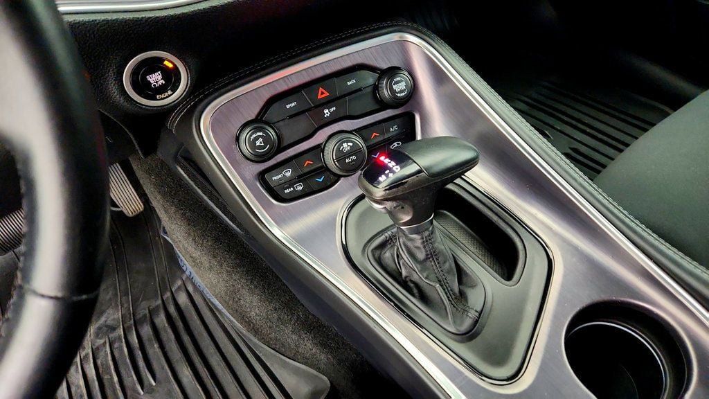 Used 2015 Dodge Challenger SXT RWD image 15