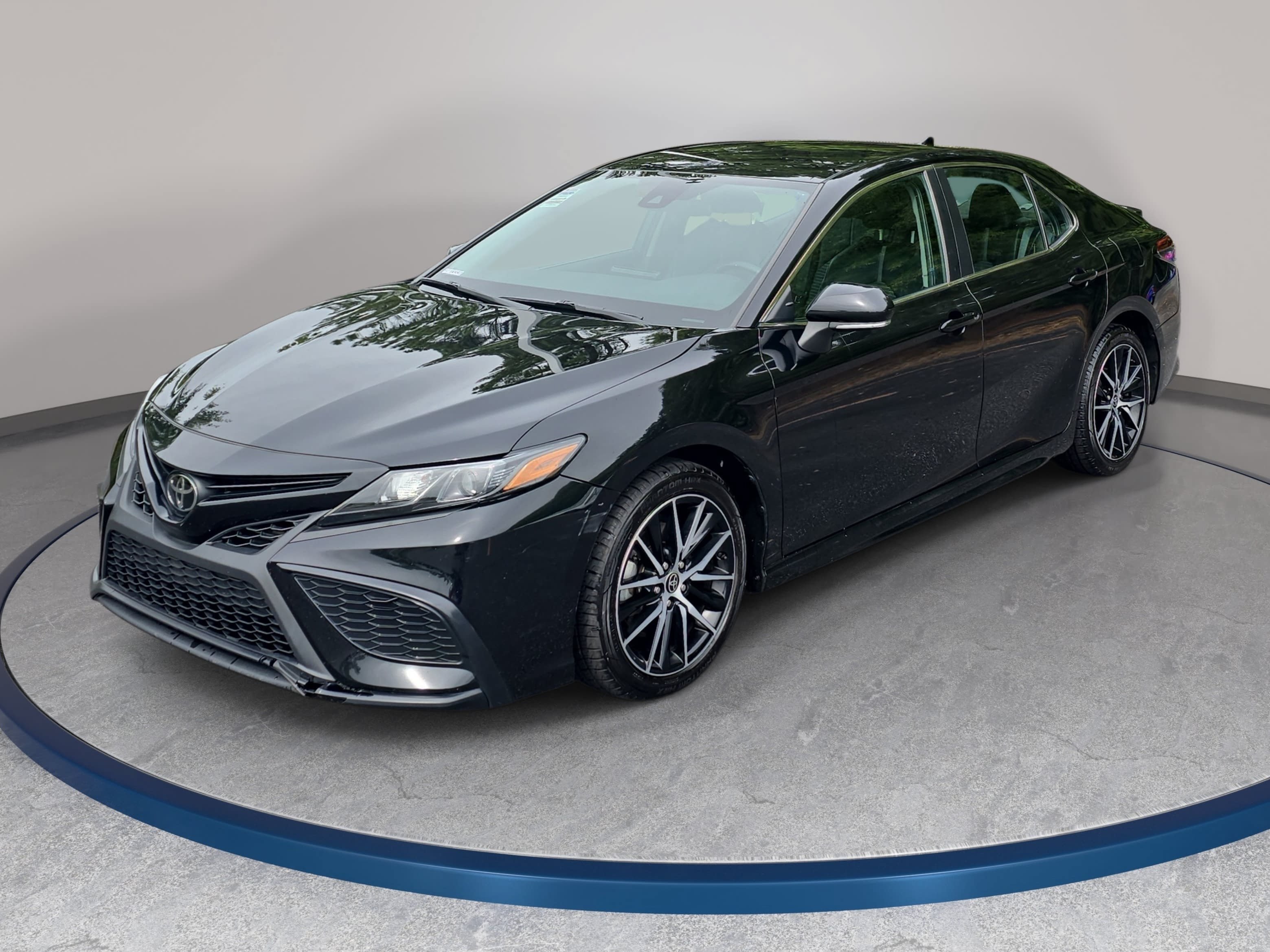 Used 2023 Toyota Camry SE FWD image 1