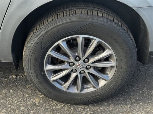 Used 2024 Buick Enclave Premium image 11