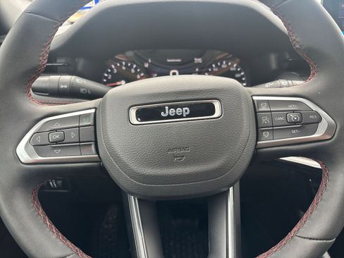 Used 2025 Jeep Compass Trailhawk image 27