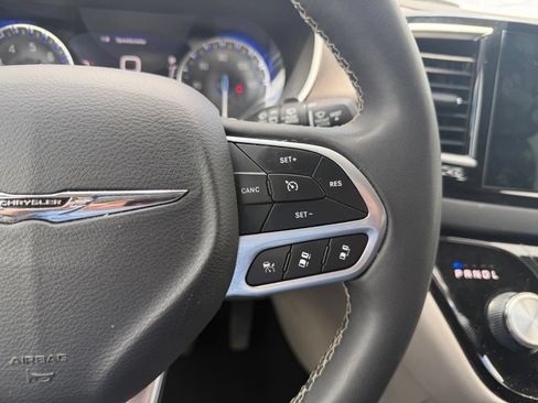 Used 2024 Chrysler Pacifica Touring-L FWD image 25