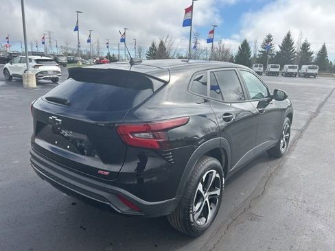 Used 2025 Chevrolet Trax RS w/ Driver Confidence Package FWD image 2